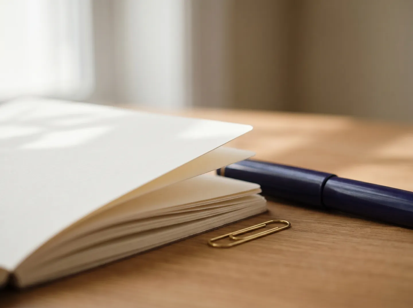 Páginas de un documento legal junto a una pluma fuente